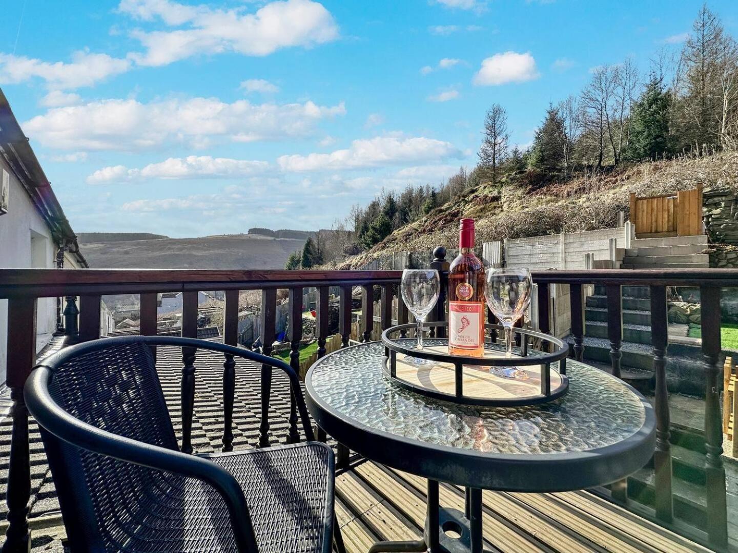 3 Bed Home In Tonypandy With Balcony View Room Llwynypia Εξωτερικό φωτογραφία