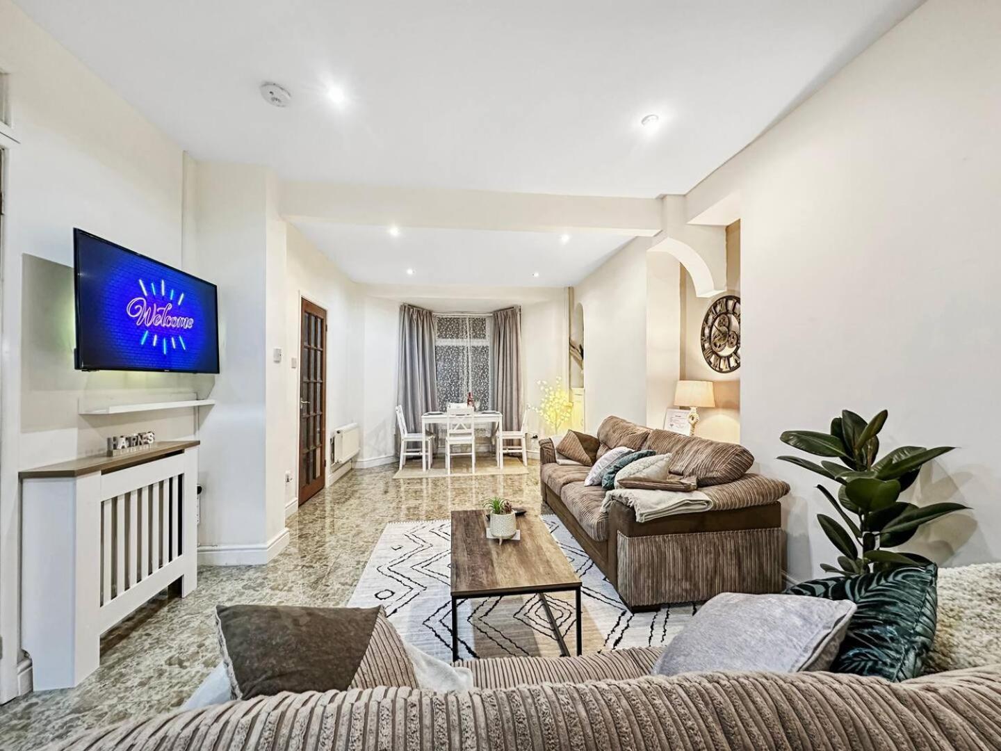 3 Bed Home In Tonypandy With Balcony View Room Llwynypia Εξωτερικό φωτογραφία