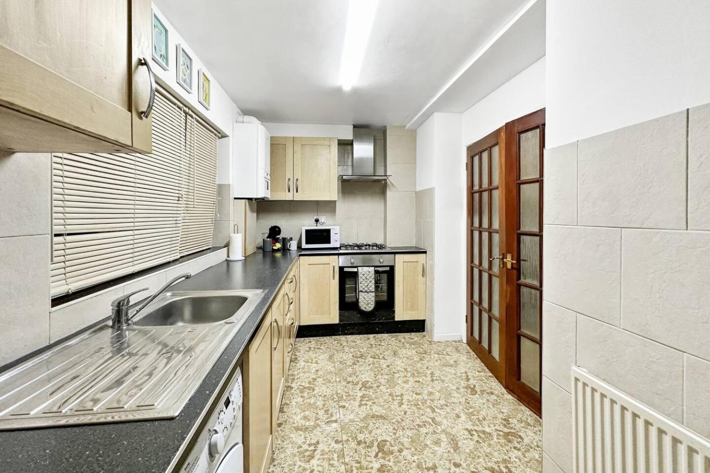 3 Bed Home In Tonypandy With Balcony View Room Llwynypia Εξωτερικό φωτογραφία