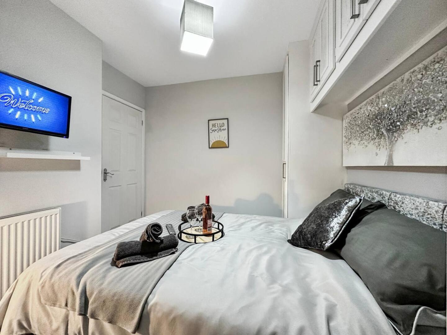 3 Bed Home In Tonypandy With Balcony View Room Llwynypia Εξωτερικό φωτογραφία