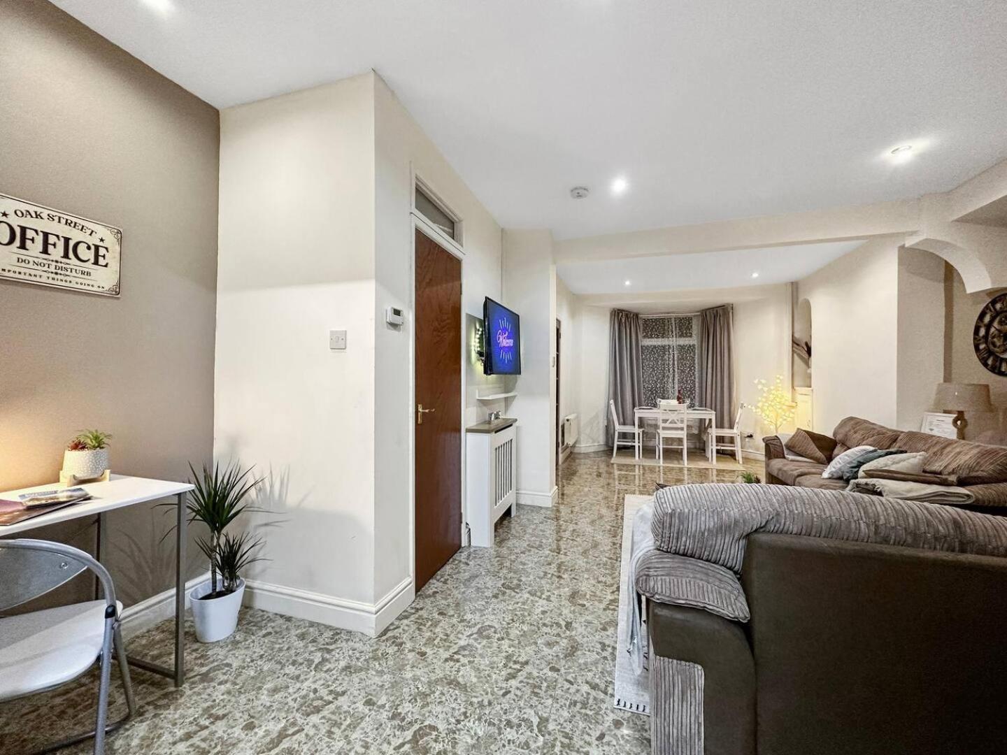 3 Bed Home In Tonypandy With Balcony View Room Llwynypia Εξωτερικό φωτογραφία