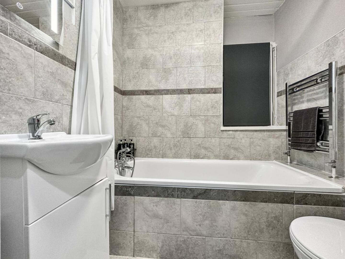 3 Bed Home In Tonypandy With Balcony View Room Llwynypia Εξωτερικό φωτογραφία