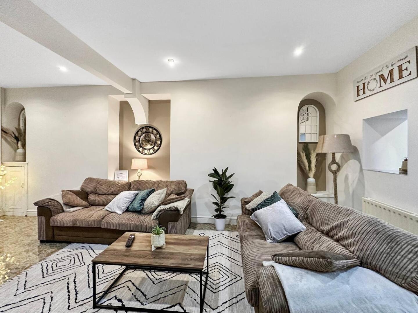 3 Bed Home In Tonypandy With Balcony View Room Llwynypia Εξωτερικό φωτογραφία