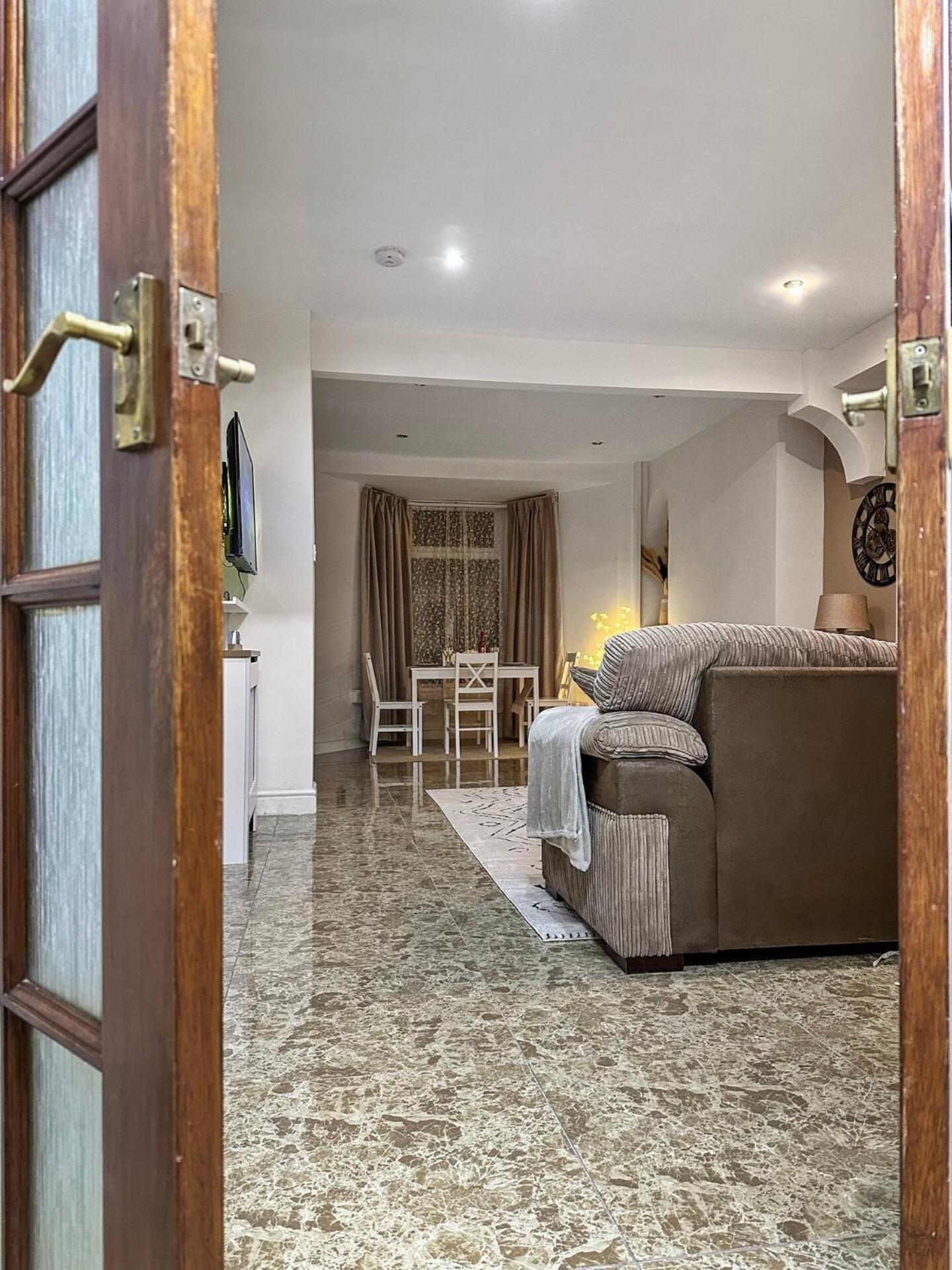 3 Bed Home In Tonypandy With Balcony View Room Llwynypia Εξωτερικό φωτογραφία