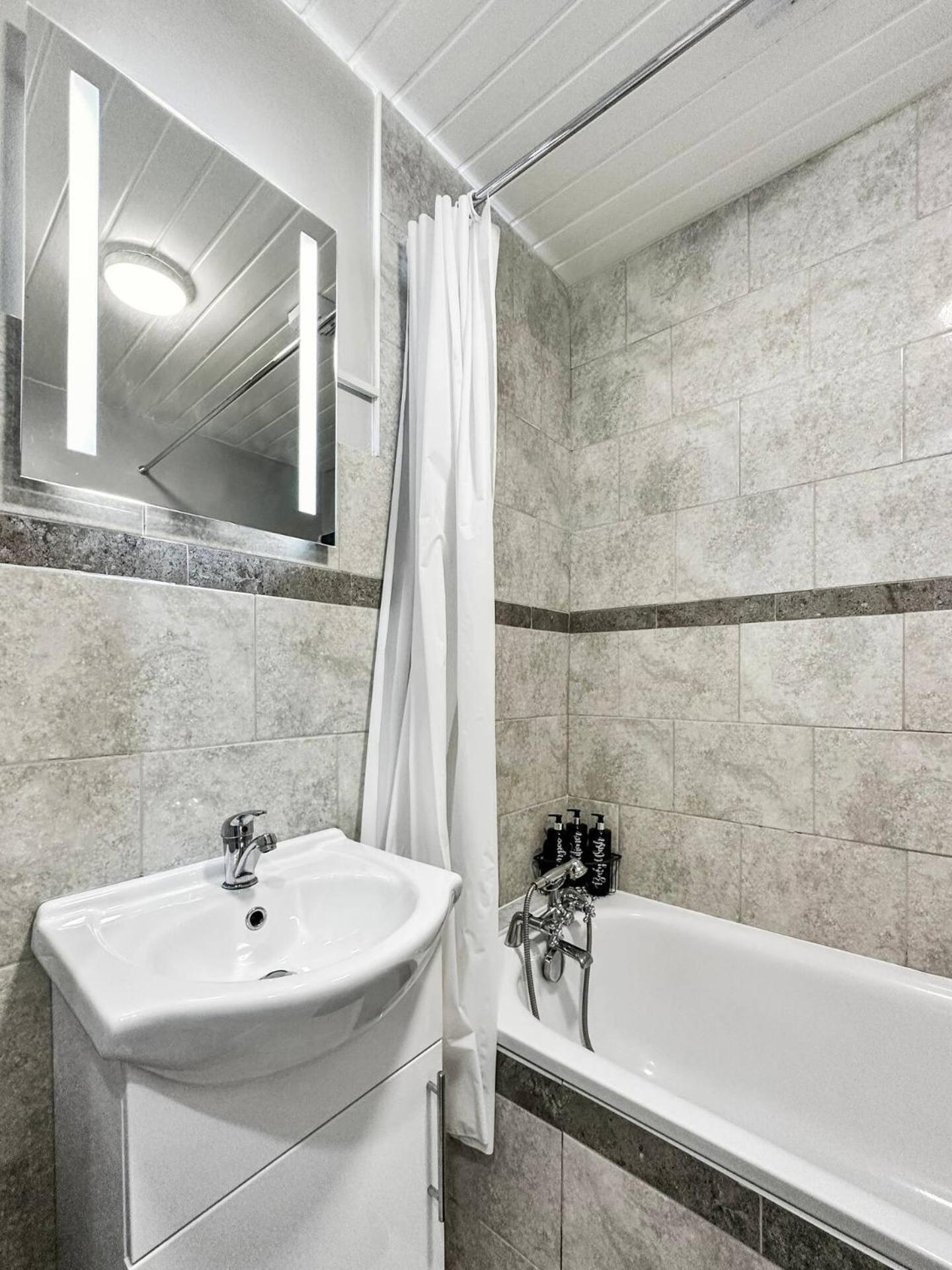 3 Bed Home In Tonypandy With Balcony View Room Llwynypia Εξωτερικό φωτογραφία