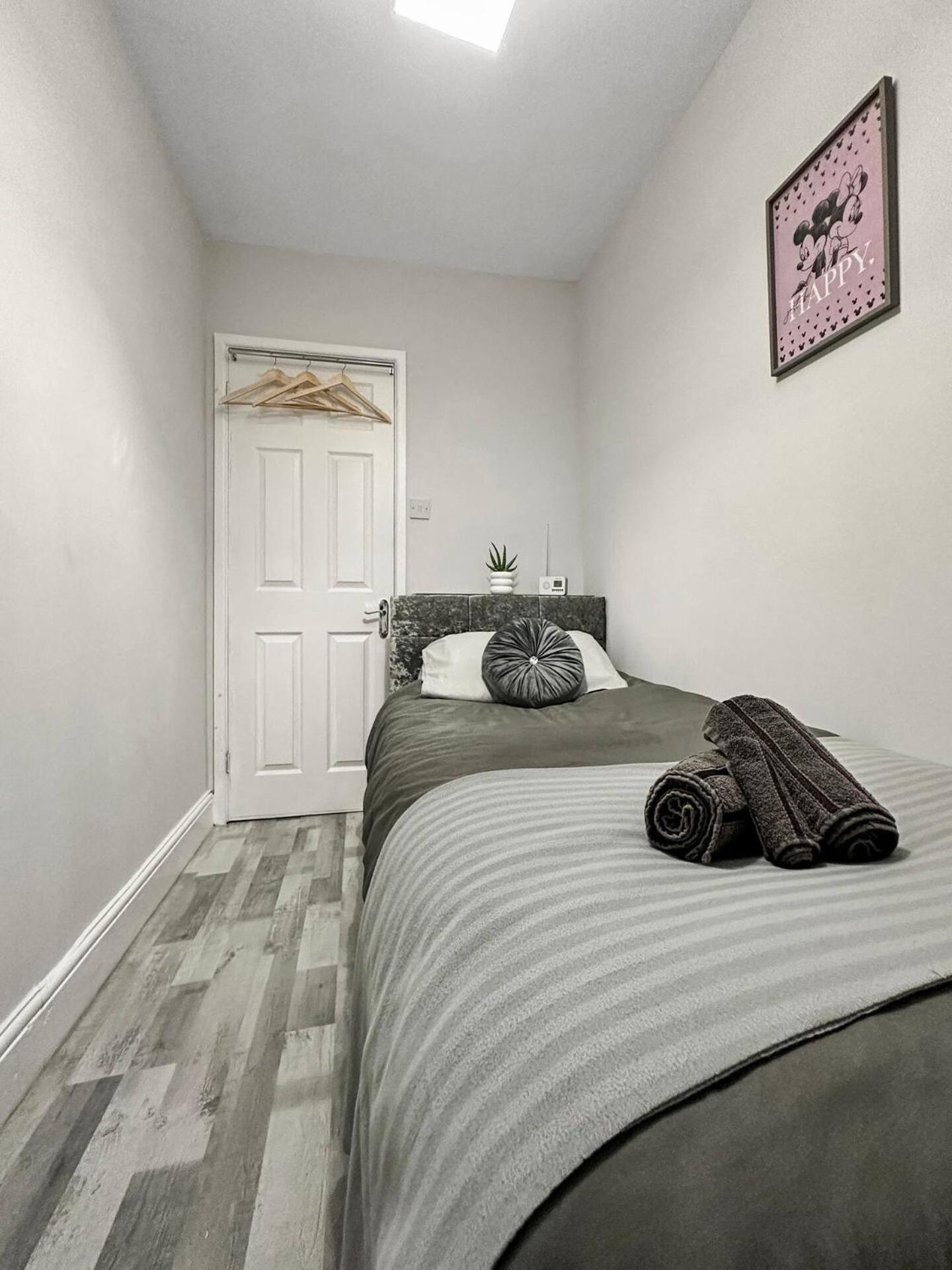 3 Bed Home In Tonypandy With Balcony View Room Llwynypia Εξωτερικό φωτογραφία