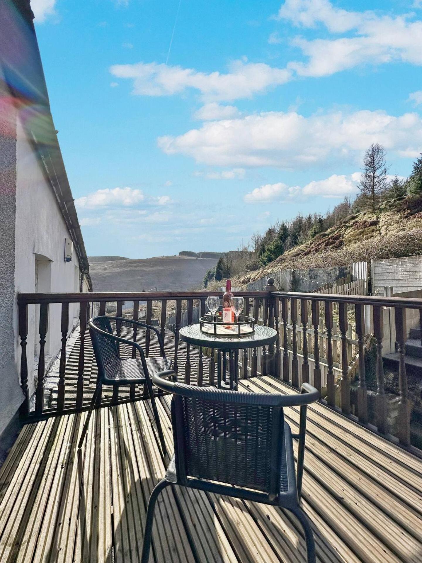 3 Bed Home In Tonypandy With Balcony View Room Llwynypia Εξωτερικό φωτογραφία