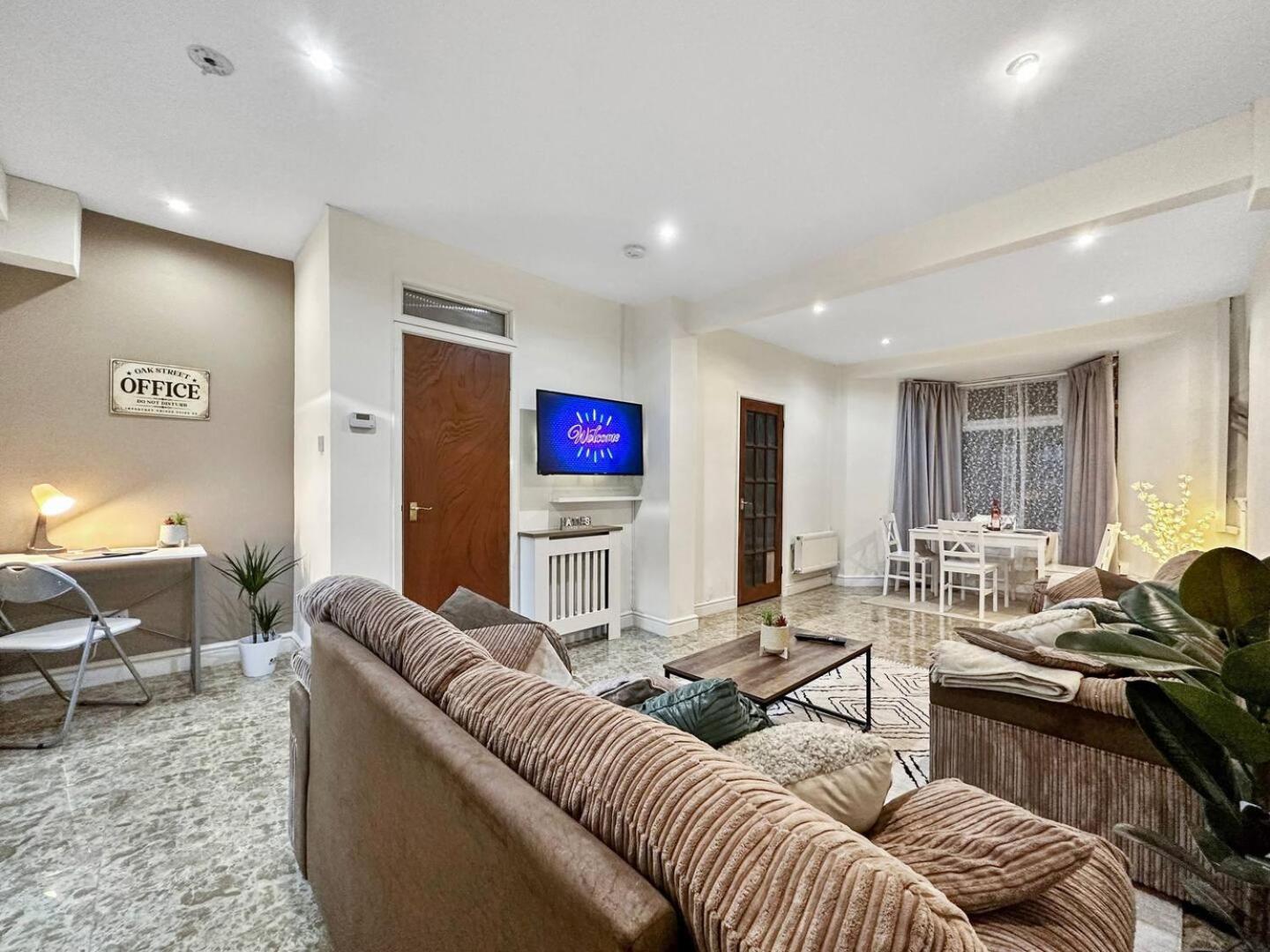 3 Bed Home In Tonypandy With Balcony View Room Llwynypia Εξωτερικό φωτογραφία